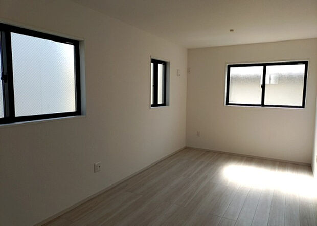 【洋室】洋室のメリットは重い家具が置きやすく、身の回りが整理しやすいことです。 床がフローリングのため畳とは異なり凹みにくいです。 クローゼットなど収納が豊富で、普段使わない旅行カバンや服の整頓も簡単にです。