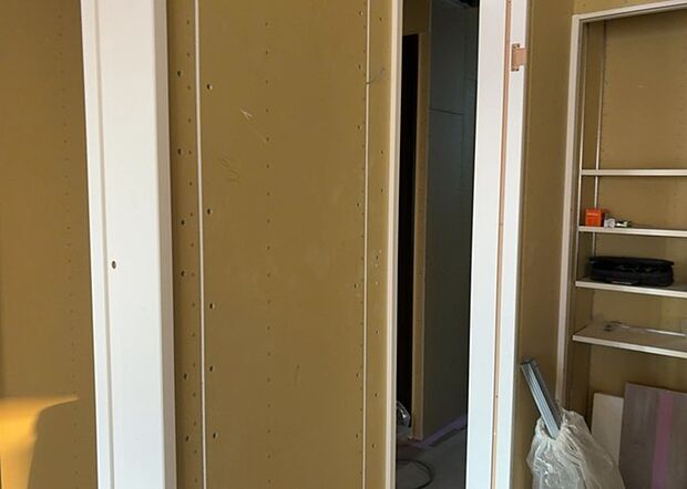 【TVモニター付きインターホン】TVモニター付きインターホンは、来訪者の顔を確認できるだけでなく、音声でやり取りすることもできるため、セキュリティ面で安心できる設備です。モニター画面が大きく見やすいもの、夜間でも来訪者をしっかりと確認できるものなど、機能性を重視したいところです。