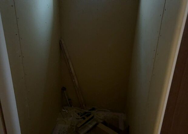 【ウォシュレット(リモコン)】ウォシュレットは、衛生面だけでなく、快適性も向上させる便利な設備です。洗浄機能の種類や水温調節機能など、様々な機能が付いたものが多くあります。リモコンも、操作が簡単で、使いやすいものを選びましょう。