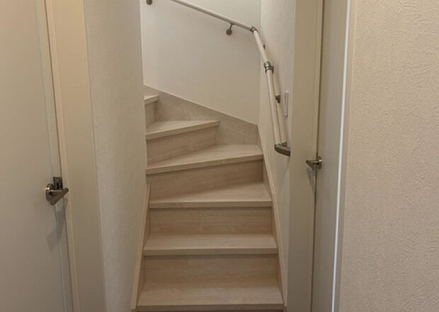 【内装】建物の上下階の通路である階段は、その位置によって動線や室内の印象が大きく左右されます。手摺にも重要な役割があり、転倒の防止・歩行や動作を円滑にして日常生活を支えることを主な目的として設置されています。