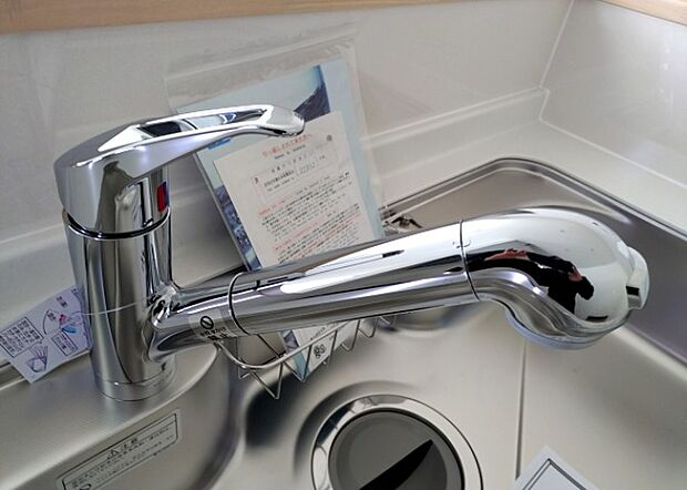 【キッチン水栓】キッチン水栓は、毎日必ず使うものだからこそ、使いやすさが重要です。シャワーヘッドの切り替えがスムーズか、吐水量が調節できるか、水しぶきが飛び散りにくい構造か、浄水機能が付いているかなど、日々の家事を快適にするための機能が数多くあります。また、デザインも多種多様なので、キッチン全体の雰囲気に合わせたものを選ぶことができます。