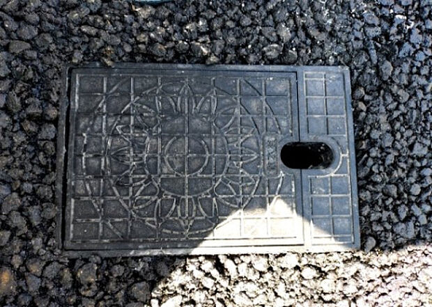 【その他設備】敷地内には、散水栓や立水栓があります。水道水を直接利用できるため、水を運ぶ手間を省くことが出来ます。大量の水を必要とする洗車作業や清掃などに役立ちます。その他設備とあわせて、現地でご確認ください。