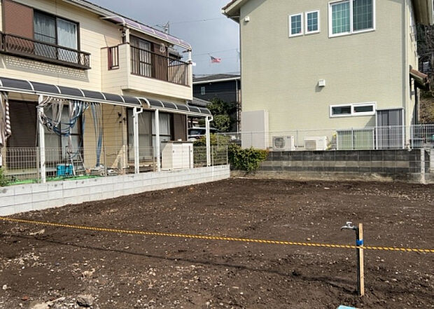 【玄関_2】玄関は、狭すぎると複数人で使いにくく、広すぎても無駄な空間になりがちです。最低2畳を目安にして、家の広さとの兼ね合いや家族の人数を考慮して決めるとよいでしょう。現地を見学して快適な玄関を選びましょう!