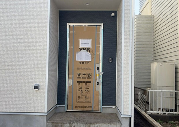 【玄関】玄関は家の顔でもあり、家族以外の目にも止まる場所です。玄関は外との間を仕切る扉、靴などをしまっておく収納スペース、靴脱ぎのたたきスペース、来客とのやり取りをするドアホンなど複数のアイテムからなります。