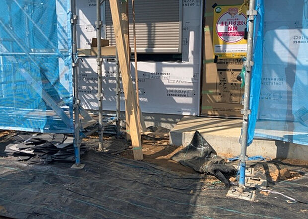 【構造・工法・仕様_2】ベタ基礎とは、柱の位置に関係なく全体に基礎がある事を指し、面積が大きい分建物の重さを全体に分散できます。また、地面からの湿気や害虫を遮断でき、木造住宅で心配されるシロアリ被害を防ぐ効果も期待できます。