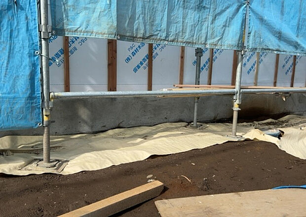 【構造・工法・仕様_2】ベタ基礎とは、柱の位置に関係なく全体に基礎がある事を指し、面積が大きい分建物の重さを全体に分散できます。また、地面からの湿気や害虫を遮断でき、木造住宅で心配されるシロアリ被害を防ぐ効果も期待できます。