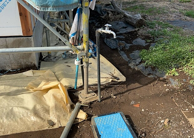 【その他設備】敷地内には、散水栓や立水栓があります。水道水を直接利用できるため、水を運ぶ手間を省くことが出来ます。大量の水を必要とする洗車作業や清掃などに役立ちます。その他設備とあわせて、現地でご確認ください。