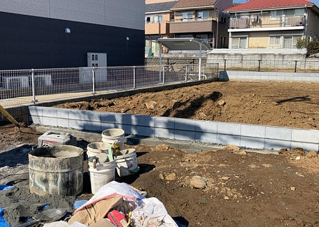 【構造・工法・仕様_2】ベタ基礎とは、柱の位置に関係なく全体に基礎がある事を指し、面積が大きい分建物の重さを全体に分散できます。また、地面からの湿気や害虫を遮断でき、木造住宅で心配されるシロアリ被害を防ぐ効果も期待できます。