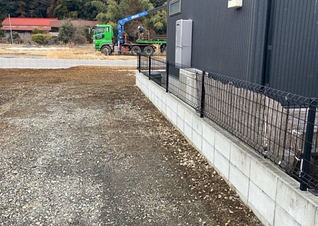 【その他設備】敷地内には、散水栓や立水栓があります。水道水を直接利用できるため、水を運ぶ手間を省くことが出来ます。大量の水を必要とする洗車作業や清掃などに役立ちます。その他設備とあわせて、現地でご確認ください。