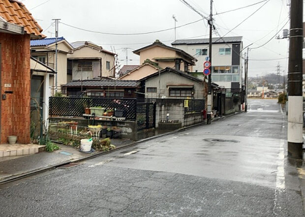 【物件からの展望_2】眺望を気にして物件を探す場合、前面に建物が建っていないか現地で確認しましょう!前面に建物があると景色はもちろん、日当たりや風通しにも影響が出てきます。住んだ時のことを想像しながら現地見学をしましょう。