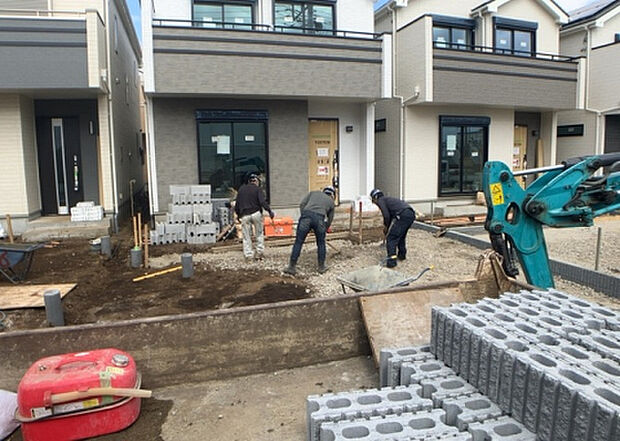 【庭_2】庭のある家に住むことのメリットとして、子どもたちの遊び場を確保できること、ガーデニングや家庭菜園を楽しめること、明るさを確保できることがあります。また、配置を工夫することでプライバシーが確保できます。