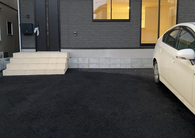 【駐車場】駐車場と明記されていても、最小スペースでつくられた駐車場だと大型車は駐車できなかったり、出入りしにくくなったりする可能性があります。お車のサイズと購入したい物件の駐車場のサイズを現地で確認しましょう。