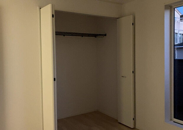 【ウォークインクローゼット】ウォークインクローゼットがあれば、クローゼット内でコーディネートが完成できますし、季節の変わり目に行う衣替えの手間も省けます。また、スーツケースなど大きいものもしまうことができ使い勝手がよいです。