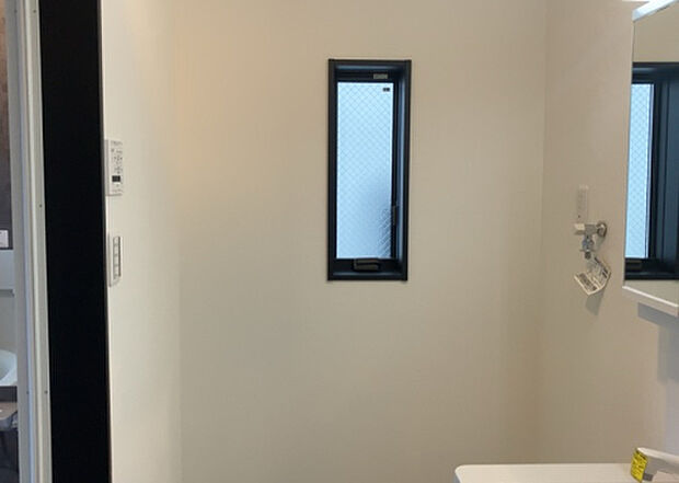 【脱衣場】多くの戸建て住宅で見かける洗面脱衣所は、洗面台と洗濯機が2畳ほどのスペースに並べられていて、洗面所が脱衣所を兼ね備えている間取りが一般的です。お客様が利用することもある、パブリックな空間でもあります。