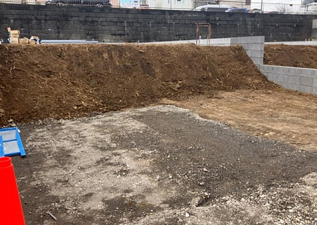 【その他設備】敷地内には、散水栓や立水栓があります。水道水を直接利用できるため、水を運ぶ手間を省くことが出来ます。大量の水を必要とする洗車作業や清掃などに役立ちます。その他設備とあわせて、現地でご確認ください。