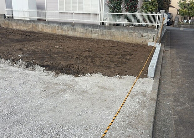 【庭_2】庭のある家に住むことのメリットとして、子どもたちの遊び場を確保できること、ガーデニングや家庭菜園を楽しめること、明るさを確保できることがあります。また、配置を工夫することでプライバシーが確保できます。