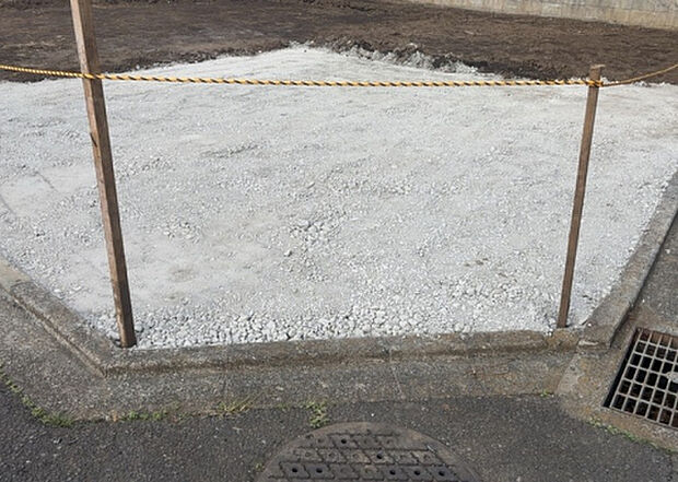 【駐車場_2】駐車場と明記されていても、最小スペースでつくられた駐車場だと大型車は駐車できなかったり、出入りしにくくなったりする可能性があります。お車のサイズと購入したい物件の駐車場のサイズを現地で確認しましょう。