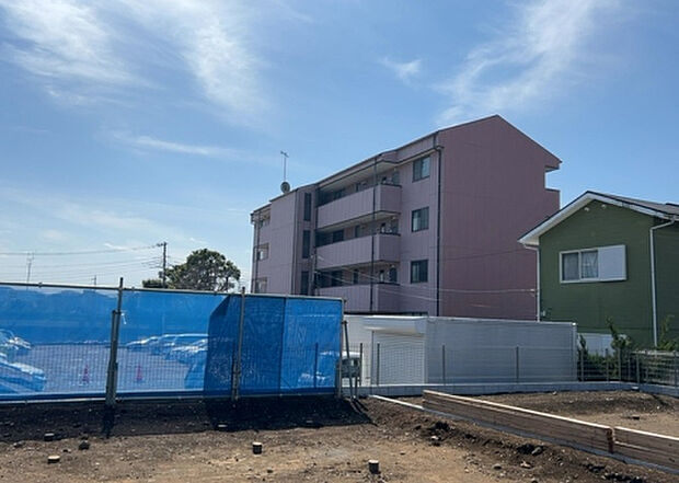 【物件からの展望_2】眺望を気にして物件を探す場合、前面に建物が建っていないか現地で確認しましょう!前面に建物があると景色はもちろん、日当たりや風通しにも影響が出てきます。住んだ時のことを想像しながら現地見学をしましょう。