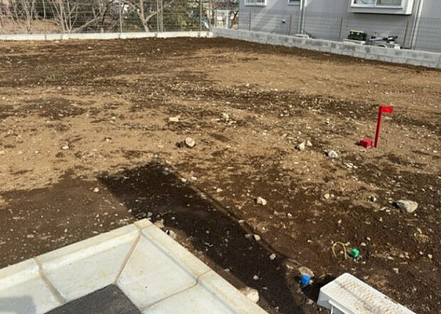 【玄関_2】玄関は、狭すぎると複数人で使いにくく、広すぎても無駄な空間になりがちです。最低2畳を目安にして、家の広さとの兼ね合いや家族の人数を考慮して決めるとよいでしょう。現地を見学して快適な玄関を選びましょう！