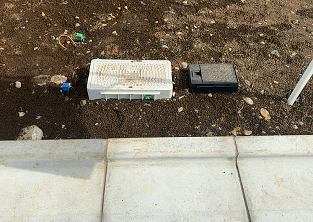 【その他設備】敷地内には、散水栓や立水栓があります。水道水を直接利用できるため、水を運ぶ手間を省くことが出来ます。大量の水を必要とする洗車作業や清掃などに役立ちます。その他設備とあわせて、現地でご確認ください。