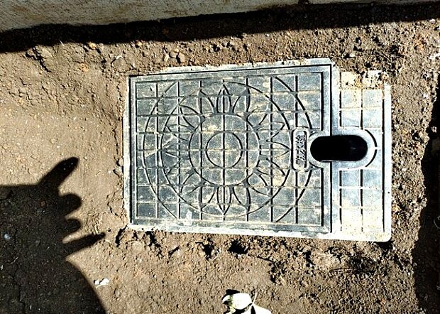 【外水栓】外水栓は、庭の水やりや洗車など、様々な用途に使える便利な設備です。ホースがしっかりと接続できるもの、水圧が安定しているものなど、使い勝手の良いものを選びましょう。また、凍結防止機能が付いているものなら、冬場でも安心して使用できます。