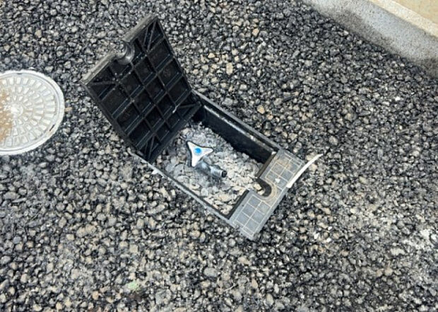 【その他設備】敷地内には、散水栓や立水栓があります。水道水を直接利用できるため、水を運ぶ手間を省くことが出来ます。大量の水を必要とする洗車作業や清掃などに役立ちます。その他設備とあわせて、現地でご確認ください。