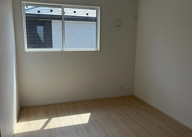 【洋室】洋室のメリットは重い家具が置きやすく、身の回りが整理しやすいことです。 床がフローリングのため畳とは異なり凹みにくいです。 クローゼットなど収納が豊富で、普段使わない旅行カバンや服の整頓も簡単にです。