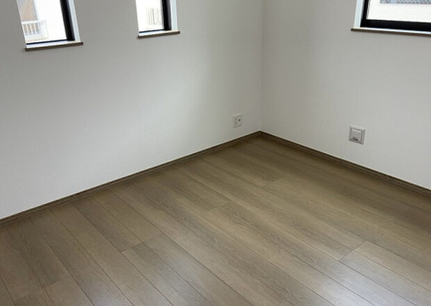 【洋室】洋室のメリットは重い家具が置きやすく、身の回りが整理しやすいことです。 床がフローリングのため畳とは異なり凹みにくいです。 クローゼットなど収納が豊富で、普段使わない旅行カバンや服の整頓も簡単にです。