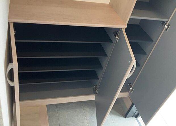 【玄関収納】玄関収納は、靴や傘、コートなどをスッキリと収納できるだけでなく、来客時に見せる顔となるため、家の顔とも言えます。収納量だけでなく、デザイン性も重視したいところです。ミラー付きの収納であれば、外出前の身だしなみチェックにも便利です。