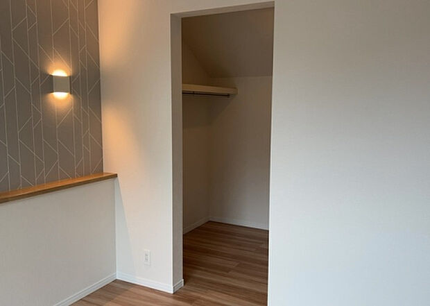 【ウォークインクローゼット】ウォークインクローゼットがあれば、クローゼット内でコーディネートが完成できますし、季節の変わり目に行う衣替えの手間も省けます。また、スーツケースなど大きいものもしまうことができ使い勝手がよいです。