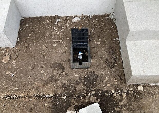 【外水栓】外水栓は、庭の水やりや洗車など、様々な用途に使える便利な設備です。ホースがしっかりと接続できるもの、水圧が安定しているものなど、使い勝手の良いものを選びましょう。また、凍結防止機能が付いているものなら、冬場でも安心して使用できます。