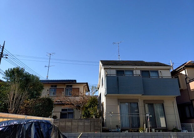 【外観_3】現地に行くなら、物件の周囲の地形がどうなっているかを見ることも大切です。周辺より低くなっている土地では、大雨などで水が集まりやすいため、地盤が弱くなっているということも考えられるため、注意が必要です。