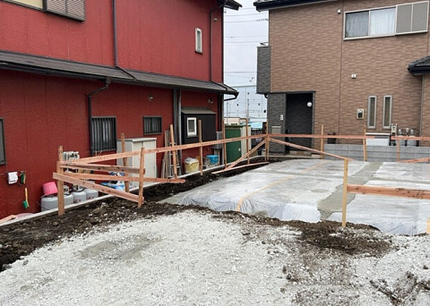 【庭_2】庭のある家に住むことのメリットとして、子どもたちの遊び場を確保できること、ガーデニングや家庭菜園を楽しめること、明るさを確保できることがあります。また、配置を工夫することでプライバシーが確保できます。