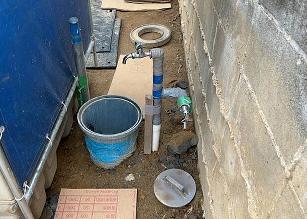 【その他設備】敷地内には、散水栓や立水栓があります。水道水を直接利用できるため、水を運ぶ手間を省くことが出来ます。大量の水を必要とする洗車作業や清掃などに役立ちます。その他設備とあわせて、現地でご確認ください。