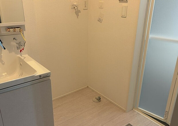 【ランドリースペース】ランドリースペースも気になります。洗濯機置場があり「洗う、干す、取り込む、アイロンがけ、たたむ」など、洗濯に関する家事をするための空間です。広さや収納など付帯設備も含めて、詳細は現地でご確認ください。
