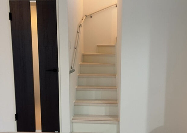 【内装】建物の上下階の通路である階段は、その位置によって動線や室内の印象が大きく左右されます。手摺にも重要な役割があり、転倒の防止・歩行や動作を円滑にして日常生活を支えることを主な目的として設置されています。