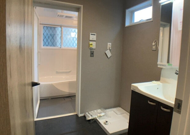 【脱衣場】多くの戸建て住宅で見かける洗面脱衣所は、洗面台と洗濯機が2畳ほどのスペースに並べられていて、洗面所が脱衣所を兼ね備えている間取りが一般的です。お客様が利用することもある、パブリックな空間でもあります。