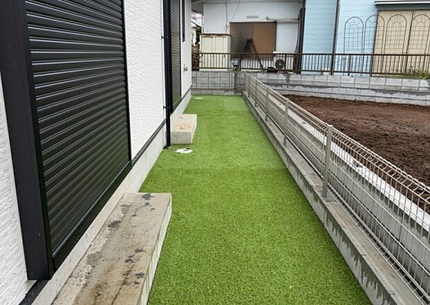 【庭】庭があることでガーデニングや家庭菜園はもちろん、こどもの遊び場やペットを放して遊ぶことができます。また、家の周囲に余裕があるということです。隣地との間があれば、十分な日当たりと、風通しが確保できます。