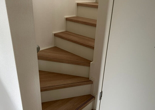 【内装】建物の上下階の通路である階段は、その位置によって動線や室内の印象が大きく左右されます。手摺にも重要な役割があり、転倒の防止・歩行や動作を円滑にして日常生活を支えることを主な目的として設置されています。