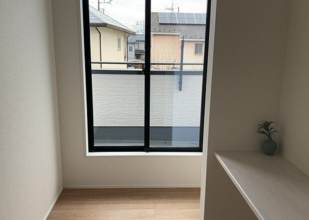 【ウォークインクローゼット】ウォークインクローゼットがあれば、クローゼット内でコーディネートが完成できますし、季節の変わり目に行う衣替えの手間も省けます。また、スーツケースなど大きいものもしまうことができ使い勝手がよいです。