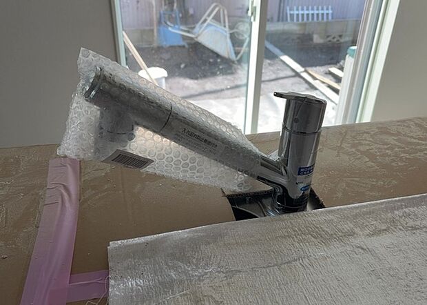 【キッチン水栓】キッチン水栓は、毎日必ず使うものだからこそ、使いやすさが重要です。シャワーヘッドの切り替えがスムーズか、吐水量が調節できるか、水しぶきが飛び散りにくい構造か、浄水機能が付いているかなど、日々の家事を快適にするための機能が数多くあります。また、デザインも多種多様なので、キッチン全体の雰囲気に合わせたものを選ぶことができます。