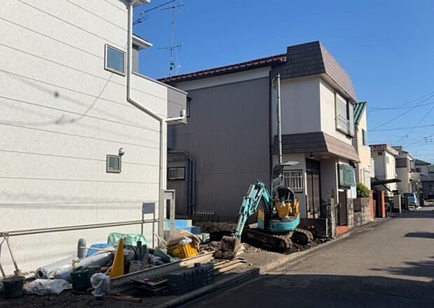 【前面道路含む現地写真_2】お持ちの車種によっては前面道路が広い方が便利でしょう。しかし、前面道路が広ければその分交通量が多くなるため、騒音などが気になる場合があります。実際に現地を見学し、周辺交通量や騒音などを確認しましょう!
