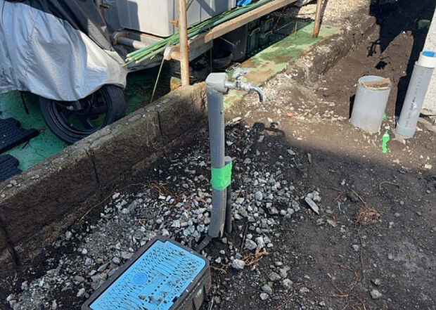 【その他設備】敷地内には、散水栓や立水栓があります。水道水を直接利用できるため、水を運ぶ手間を省くことが出来ます。大量の水を必要とする洗車作業や清掃などに役立ちます。その他設備とあわせて、現地でご確認ください。