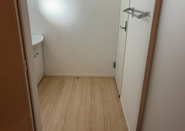【脱衣場】多くの戸建て住宅で見かける洗面脱衣所は、洗面台と洗濯機が2畳ほどのスペースに並べられていて、洗面所が脱衣所を兼ね備えている間取りが一般的です。お客様が利用することもある、パブリックな空間でもあります。