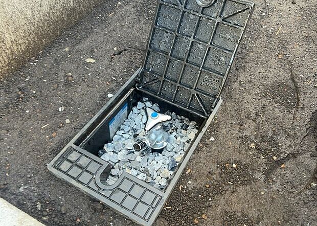 【外水栓】外水栓は、庭の水やりや洗車など、様々な用途に使える便利な設備です。ホースがしっかりと接続できるもの、水圧が安定しているものなど、使い勝手の良いものを選びましょう。また、凍結防止機能が付いているものなら、冬場でも安心して使用できます。