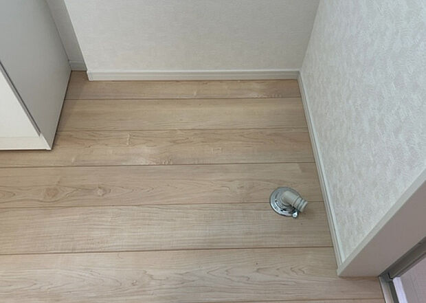 【ランドリースペース】ランドリースペースも気になります。洗濯機置場があり「洗う、干す、取り込む、アイロンがけ、たたむ」など、洗濯に関する家事をするための空間です。広さや収納など付帯設備も含めて、詳細は現地でご確認ください。