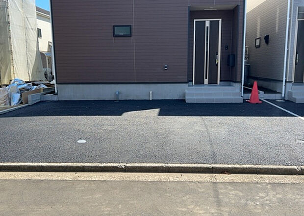 【駐車場】駐車場と明記されていても、最小スペースでつくられた駐車場だと大型車は駐車できなかったり、出入りしにくくなったりする可能性があります。お車のサイズと購入したい物件の駐車場のサイズを現地で確認しましょう。