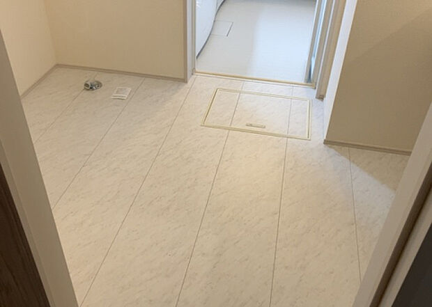 【脱衣場】多くの戸建て住宅で見かける洗面脱衣所は、洗面台と洗濯機が2畳ほどのスペースに並べられていて、洗面所が脱衣所を兼ね備えている間取りが一般的です。お客様が利用することもある、パブリックな空間でもあります。