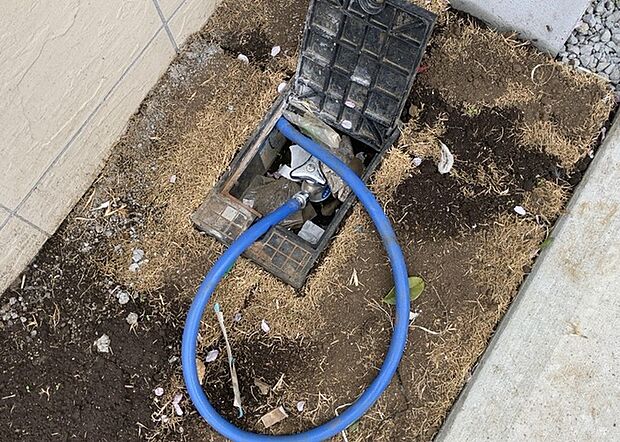 【外水栓】外水栓は、庭の水やりや洗車など、様々な用途に使える便利な設備です。ホースがしっかりと接続できるもの、水圧が安定しているものなど、使い勝手の良いものを選びましょう。また、凍結防止機能が付いているものなら、冬場でも安心して使用できます。