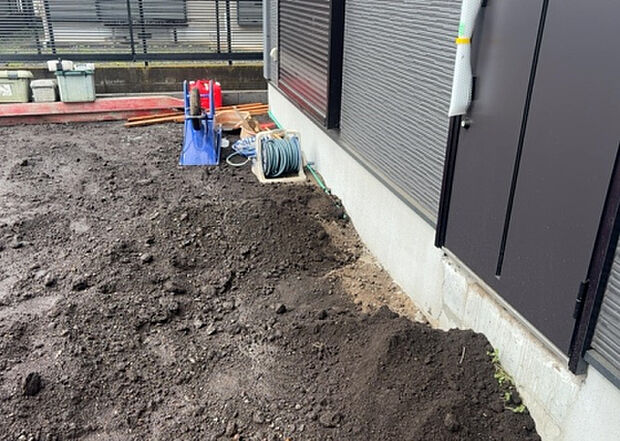 【その他設備】敷地内には、散水栓や立水栓があります。水道水を直接利用できるため、水を運ぶ手間を省くことが出来ます。大量の水を必要とする洗車作業や清掃などに役立ちます。その他設備とあわせて、現地でご確認ください。